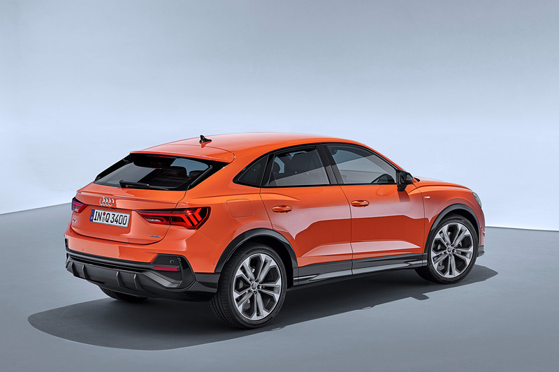 低いルーフラインや、力強い印象を与えるエクステリアデザインを採用