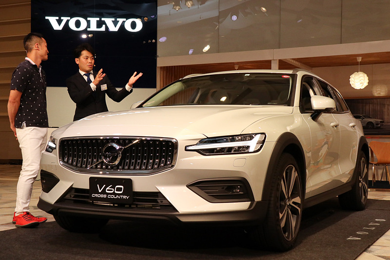 来店者と1対1で対応する個人部門の審査シーン