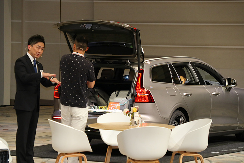 赤いA4のデザインが気に入って購入したという来店者に、「V60」の内外装に与えられた「スカンジナビアンデザイン」や先進安全・運転支援機能「IntelliSafe（インテリセーフ）」などについて7分間で説明していく