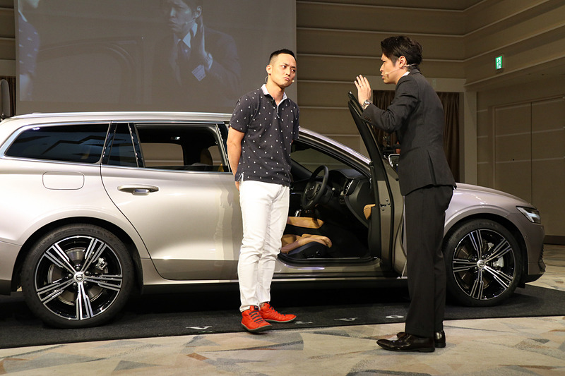 赤いA4のデザインが気に入って購入したという来店者に、「V60」の内外装に与えられた「スカンジナビアンデザイン」や先進安全・運転支援機能「IntelliSafe（インテリセーフ）」などについて7分間で説明していく