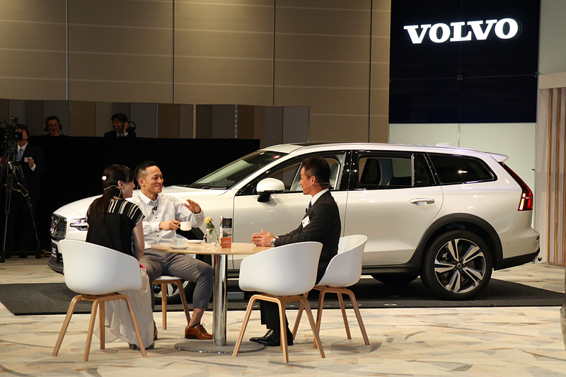 「黒いBMW 320i ツーリング」に乗っている夫婦での来場者。途中から別行動を始める夫人への対応もポイントになる