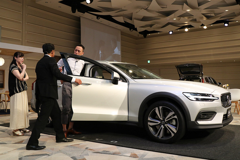 内装デザインやラゲッジスペースの使い勝手なども紹介