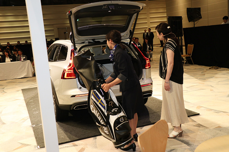 内装デザインやラゲッジスペースの使い勝手なども紹介