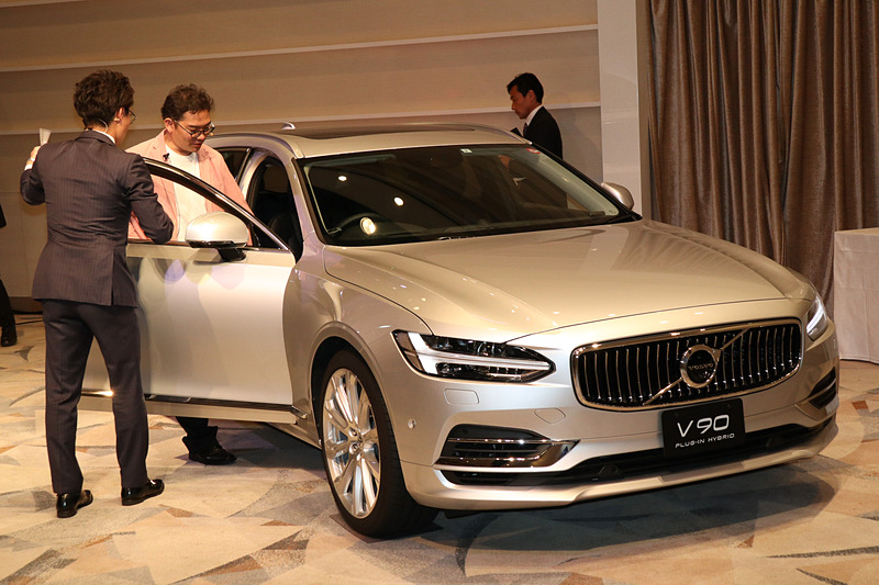 試乗車であるV90のシートポジションは男性客の体格とかけ離れた状態に設定されており、適切なドライビングポジションの設定方法などを説明していく。また、男性客の現在の愛車である「V70」とブレーキペダルのタッチに違いがある理由を解説する場面もあった