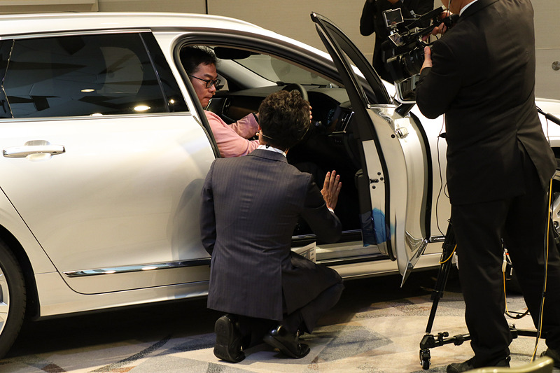 試乗車であるV90のシートポジションは男性客の体格とかけ離れた状態に設定されており、適切なドライビングポジションの設定方法などを説明していく。また、男性客の現在の愛車である「V70」とブレーキペダルのタッチに違いがある理由を解説する場面もあった