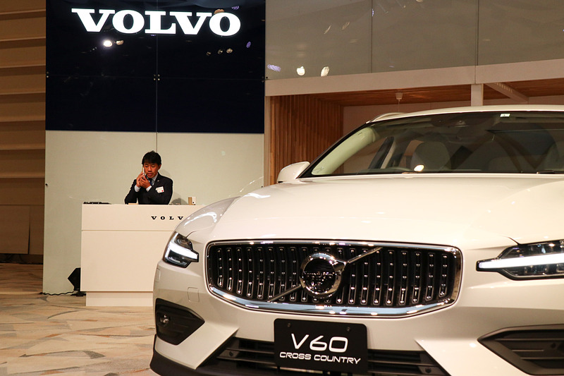 問い合わせ電話に対応するシーン