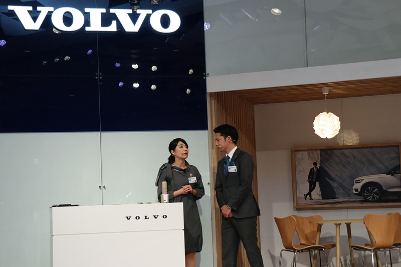 「これから店に行ってV60を見たい」との問い合わせ。必要な情報を電話で確認したあと、ほかのスタッフに情報共有