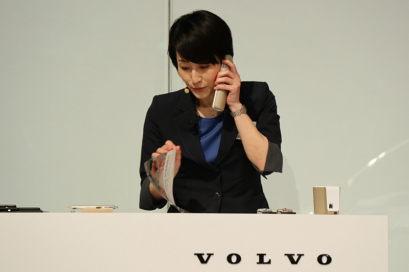 ボルボ・カー・ジャパンが8月4日まで行なっている「ミッドサマー・キャンペーン」についての問い合わせ電話も。期間中には車内の嫌な臭いを解消し、抗菌コートも施す「クイックフレッシュシルバー」がスペシャルプライスの1000円（通常価格4800円）で提供中。「気になるけどよく分からない」という電話の主に、カタログの記載内容をチェックしながらしっかりと説明していた