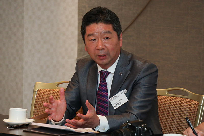 顧客満足度を向上させる取り組みについて説明する木村社長