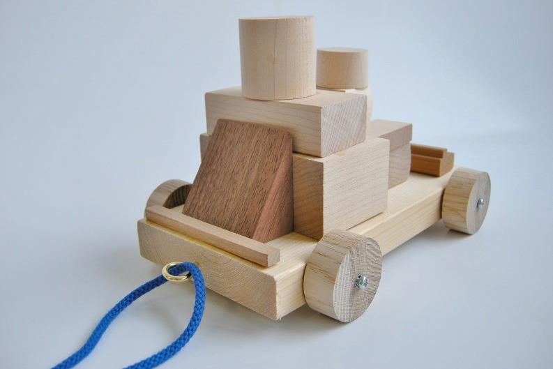 木のブロックを組み合わせてかっこいいクルマを作ってみるワークショップ