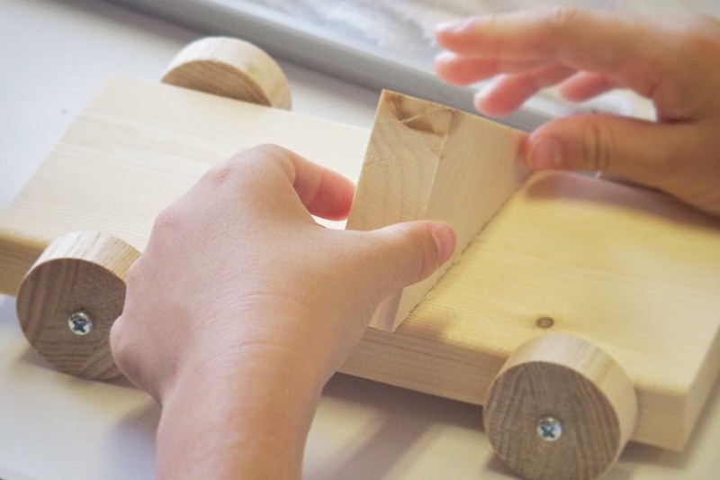 木のブロックを組み合わせてかっこいいクルマを作ってみるワークショップ