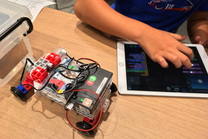 iPadでプログラムを作成してぶつからないクルマを作る