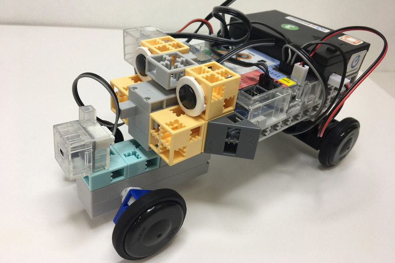 iPadでプログラムを作成してぶつからないクルマを作る