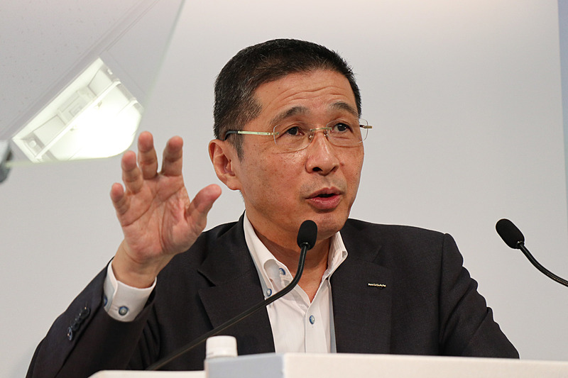 報道関係者からの質問に答える西川社長