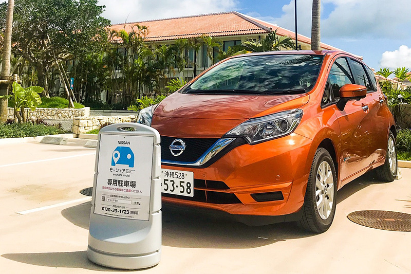 「フサキビーチリゾート ホテル＆ヴィラズ」に新設された「NISSAN e-シェアモビ」ステーションの「ノート e-POWER」