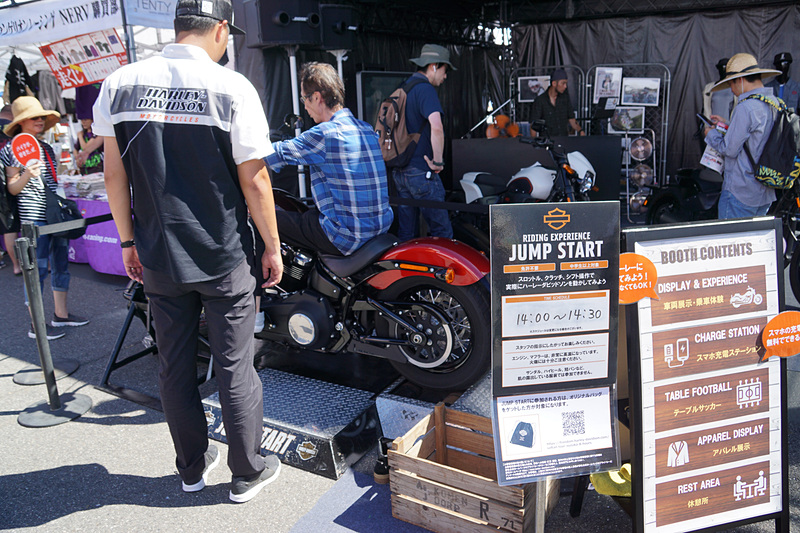 ローラーの上で試乗もできる。ハーレーダビッドソンブース