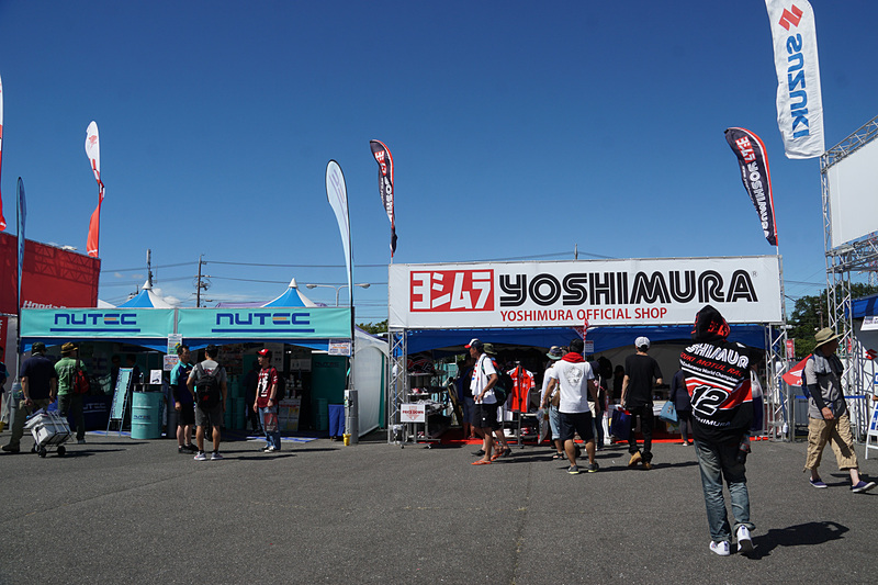 鈴鹿8耐に関連するメーカーやチームがブースを出展している