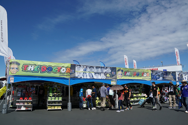 鈴鹿8耐に関連するメーカーやチームがブースを出展している