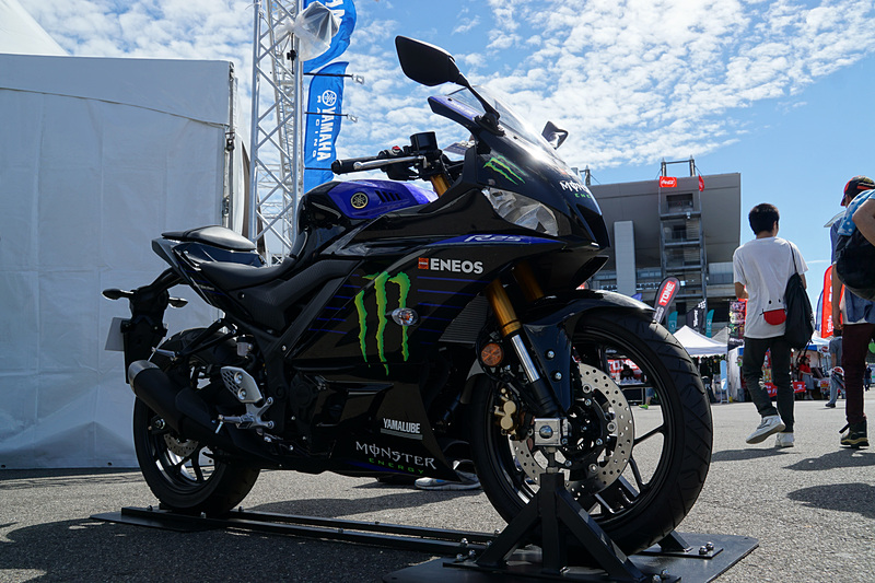 MotoGPで活躍するレーシングマシン「YZR-M1」のイメージを再現した市販予定車を展示