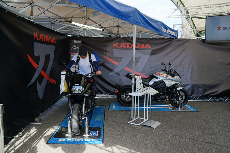 大型2輪車の新型「KATANA（カタナ）」を展示するスズキブース