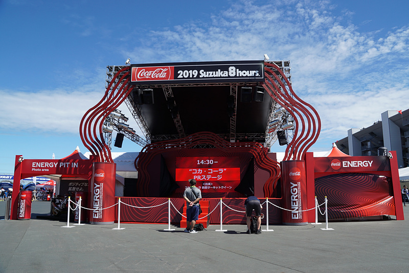 （7月26日16時時点）7月27日の“コカ·コーラ“ ステージはスケジュール通り開催予定。なお、天候によっては変更の場合あり