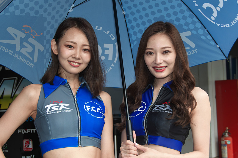 7番グリッドからスタートする1号車「F.C.C. TSR Honda France」（Josh Hook、Freddy Foray、Mike Di Meglio）のレースクイーン