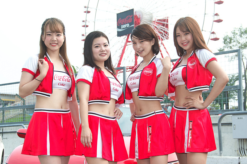 鈴鹿サーキットクイーンもコカ・コーラカラーのコスチュームに