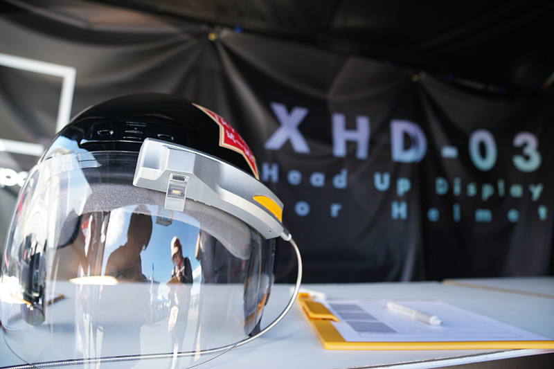 オートバイ用小型ヘッドアップディスプレイ「XHD-03」を展示するジャパンディスプレイブース