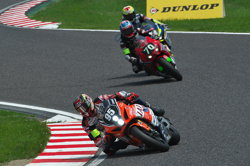 予選9番手の95号車95号車S-PULSE DREAM RACING・IAIがホールショットを奪う