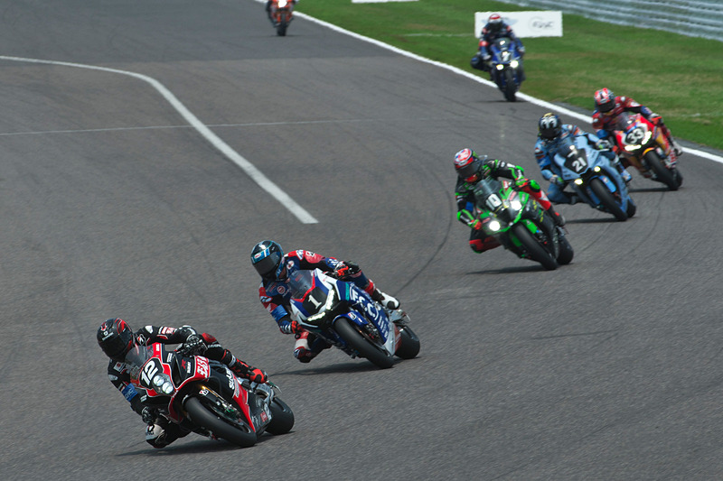 12号車YOSHIMURA SUZUKI MOTUL RACINGが1号車F.C.C. TSR Honda Franceをかわす