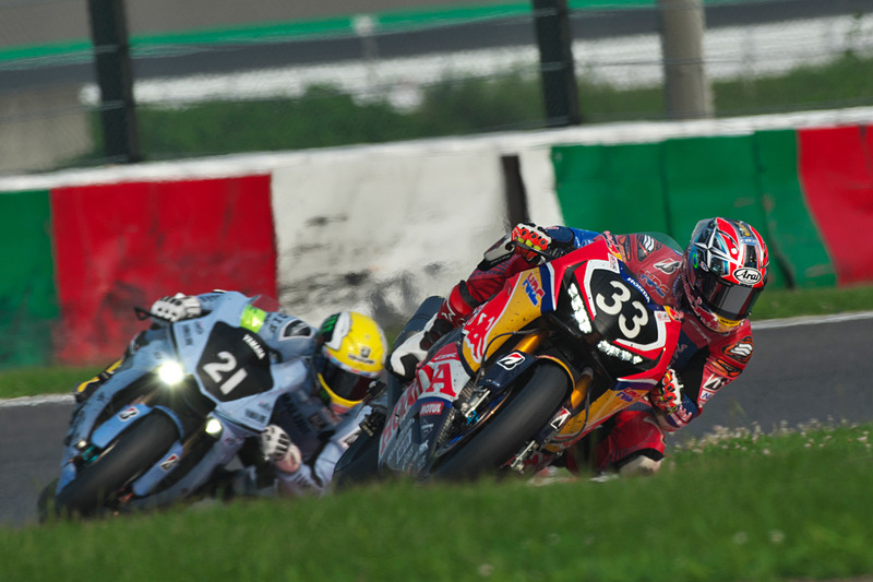21号車YAMAHA FACTORY RACING TEAMのアレックス・ローズ選手をパスする33号車「Red Bull Honda」の高橋巧選手