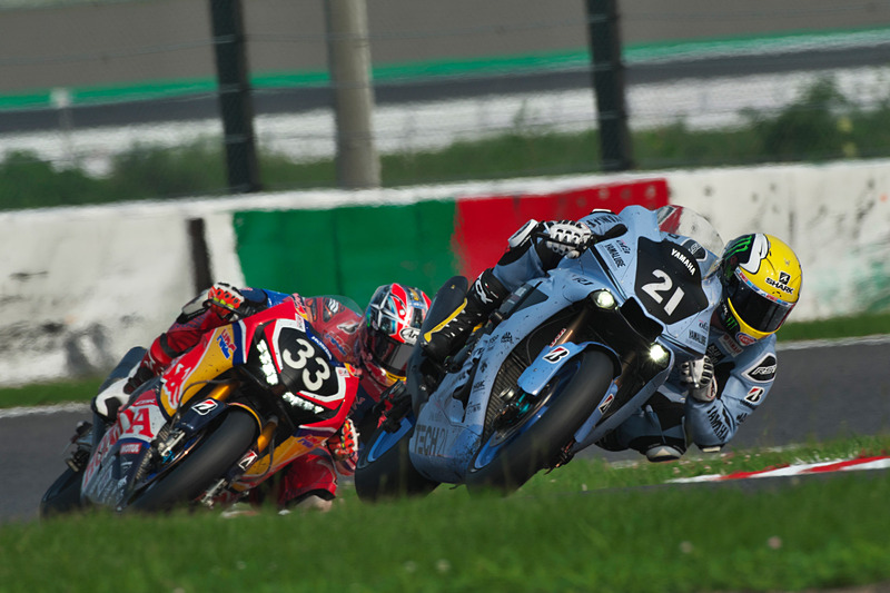 21号車YAMAHA FACTORY RACING TEAMと33号車Red Bull Honda