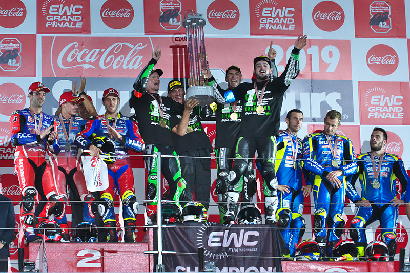 EWC年間チャンピオンシップの表彰式。11号車TEAM SRC KAWASAKI FRANCE（ジェレミー・ガルノニ/エルワン・ニゴン/デビッド・チェカ選手、Kawasaki ZX-10RR、PI）