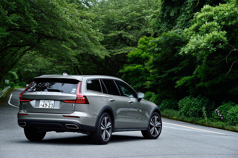 ポールスター・パフォーマンス・ソフトウェアを装着した「V60 クロスカントリー T5 AWD」。オリジナルの最高出力は254HP、最大トルクは350Nmのところ、同ソフトウェアを装着することで最高出力261HP、最大トルクは400Nmに引き上げられる