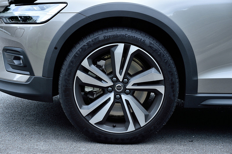 同ソフトウェアを装着することによる外観上の違いは、テールゲートに「Polestar Engineered」のバッヂが追加される程度。そのほかパッケージにはアルミニウムプレート、ポールスターソフトウェア搭載認定証が同梱される