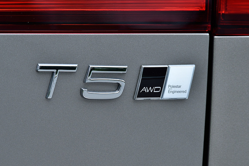 同ソフトウェアを装着することによる外観上の違いは、テールゲートに「Polestar Engineered」のバッヂが追加される程度。そのほかパッケージにはアルミニウムプレート、ポールスターソフトウェア搭載認定証が同梱される