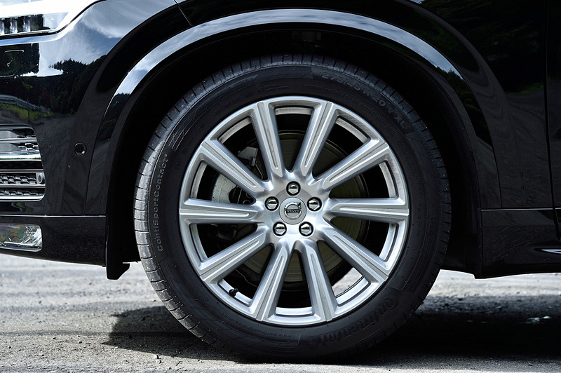 もう1台の試乗車はディーゼル仕様の「XC90 D5 AWD」。プログラムの書き換えにより最高出力は235HPから240HPに、最大トルクは480Nmから500Nmに増加。さらに20秒間限定のオーバーブースト機能も備わり、このときの最高出力は255HP、最大トルクは520Nmまで高められる