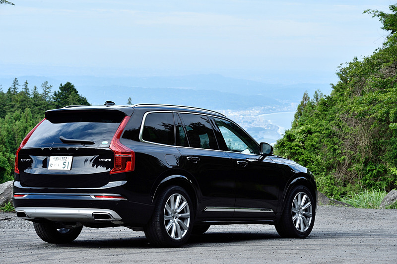 もう1台の試乗車はディーゼル仕様の「XC90 D5 AWD」。プログラムの書き換えにより最高出力は235HPから240HPに、最大トルクは480Nmから500Nmに増加。さらに20秒間限定のオーバーブースト機能も備わり、このときの最高出力は255HP、最大トルクは520Nmまで高められる