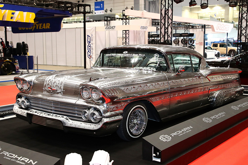 無料エリアの「DRIVE PARK」でチューニングカーなどを展示