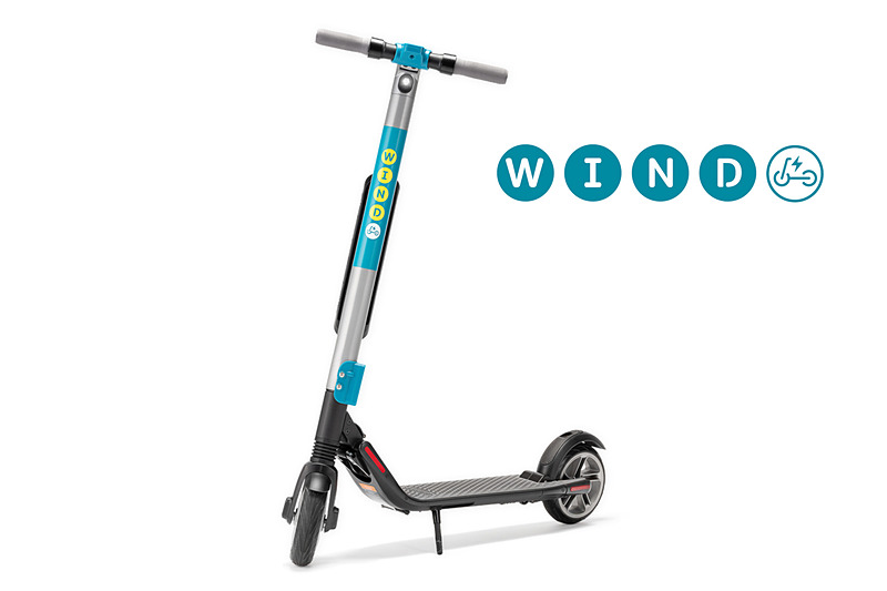 「次世代モビリティ」の試乗車として用意されるシェアキックボードサービス「WIND」（左、中央）と「Any Pay」（右）の電動キックボード