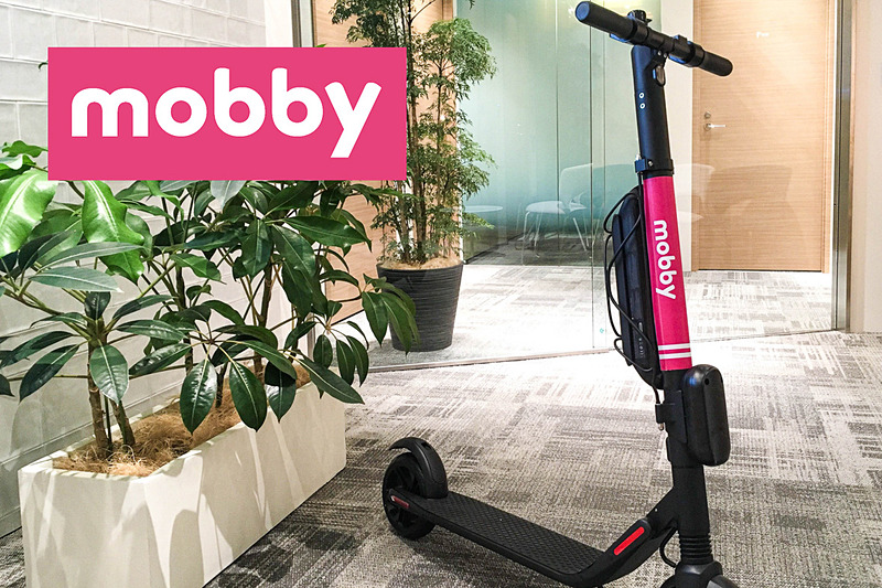 「次世代モビリティ」の試乗車として用意されるシェアキックボードサービス「WIND」（左、中央）と「Any Pay」（右）の電動キックボード