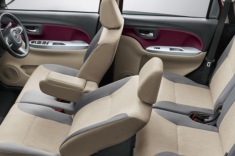 「運転席/助手席シートヒーター」を特別装備する