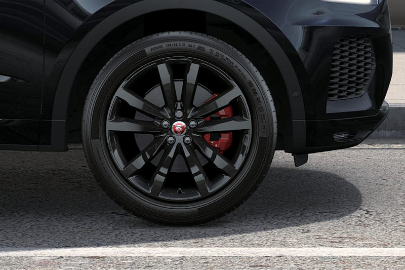 赤いブレーキキャリパーがアクセントに