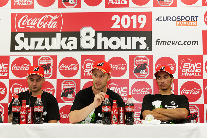 優勝が確定した10号車「Kawasaki Racing Team Suzuka 8H」。左からレオン・ハスラム選手、ジョナサン・レイ選手、トプラック・ラズガットリオグル選手