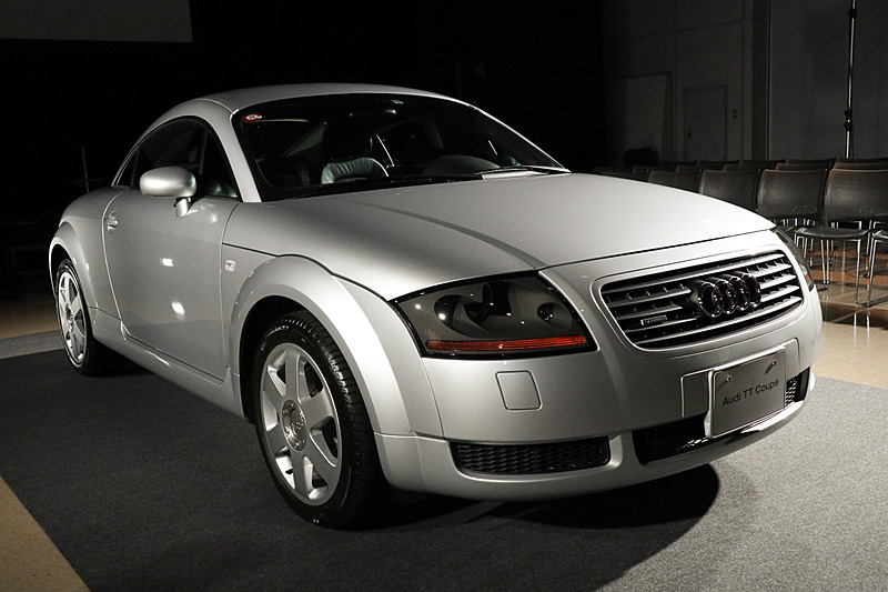 会場に展示された初代TT。アウディ ジャパンのサービスメカニックの手でレストアが施されたとのことで、20年前の新車当時を思わせるコンディションとなっている