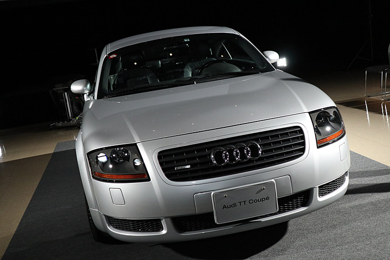 会場に展示された初代TT。アウディ ジャパンのサービスメカニックの手でレストアが施されたとのことで、20年前の新車当時を思わせるコンディションとなっている