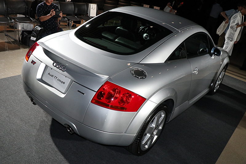 会場に展示された初代TT。アウディ ジャパンのサービスメカニックの手でレストアが施されたとのことで、20年前の新車当時を思わせるコンディションとなっている