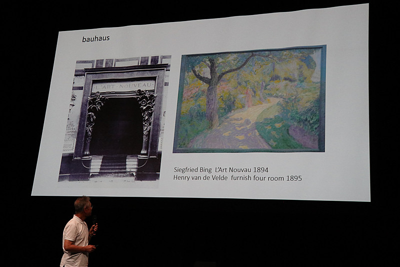 ベルギーの建築家であるアンリ・ヴァン・デ・ヴェルデの作品。この人物が20世紀初頭のドイツに開校した工芸学校がバウハウスの前身になっている