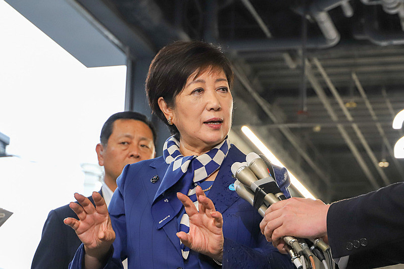 後付けのペダル踏み間違い急加速抑制装置を体験した東京都知事の小池百合子氏（6月10日にA PIT AUTOBACS SHINONOMEを視察）