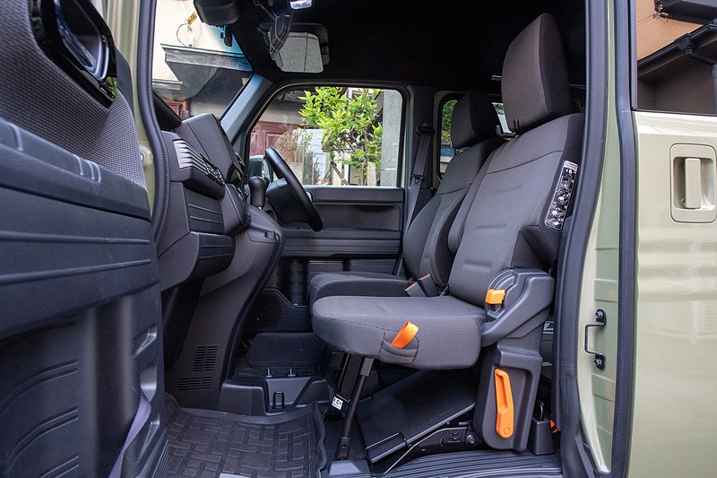 積載性や荷室の使い勝手向上を優先しているN-VANの助手席